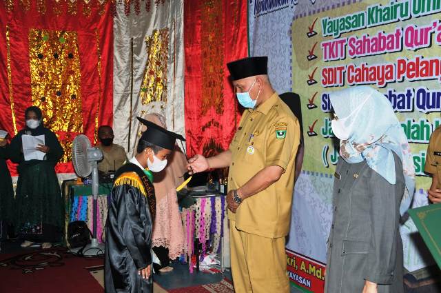 Gubernur Sumatera Barat (Sumbar), H. Mahyeldi Ansharullah, SP saat memberikan sertifikat tanda kelulusan 75 bagi penghafal Qur’an santri-santriwati SDIT Cahaya Pelangi tahun 2021